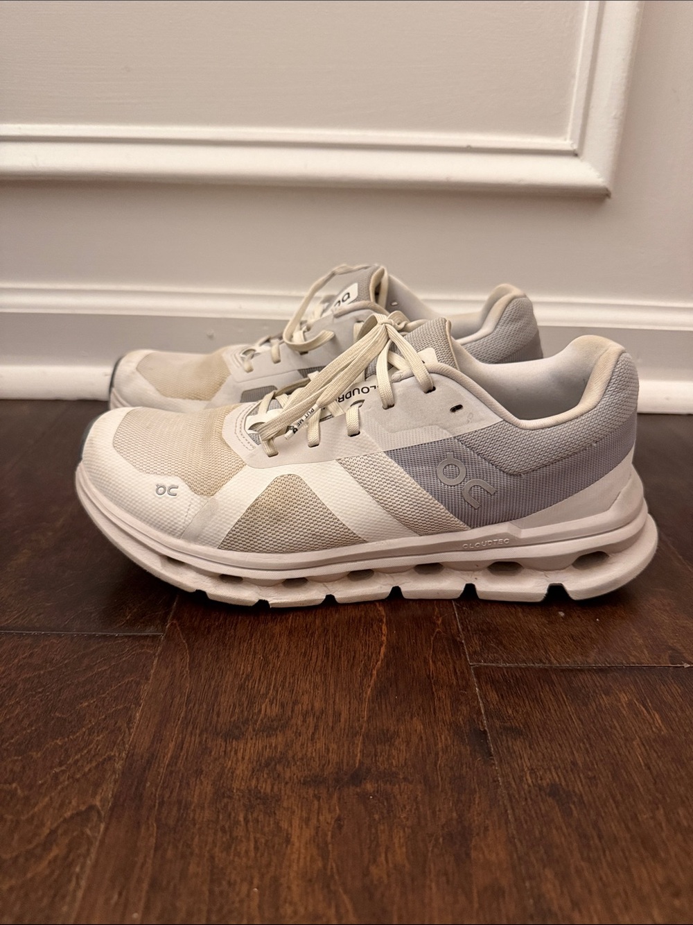 Womens On Cloud Runner grey 8.5